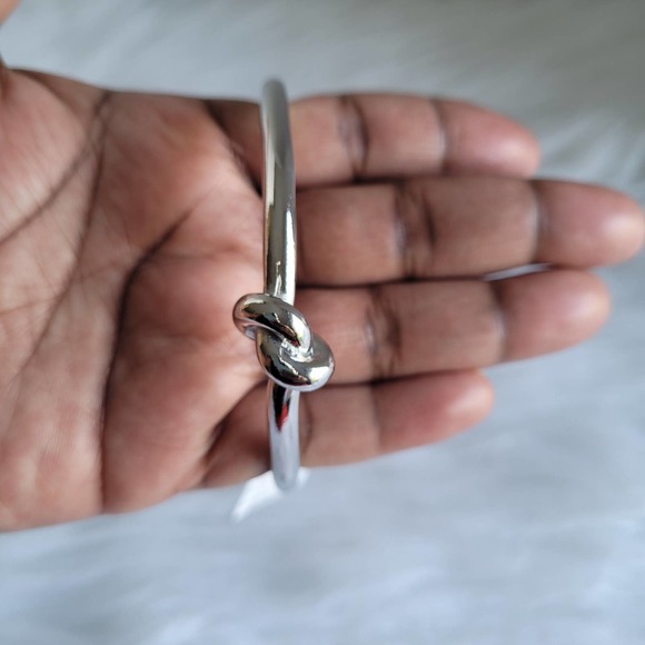 NWT Women's Jewelry Silver Round Shape Bangle Bracelet - Picture 3 of 3